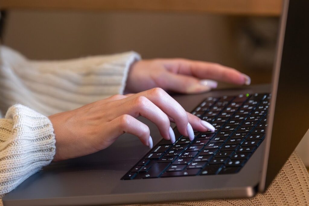 Écrire un message de contact sur le clavier